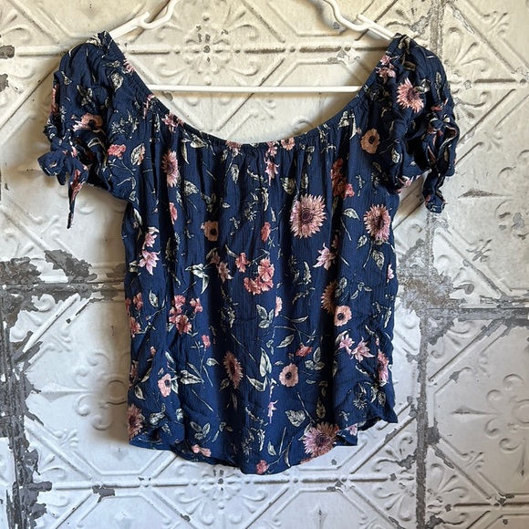 American Eagle Outfitters Tops - American eagle floral off shoulder top